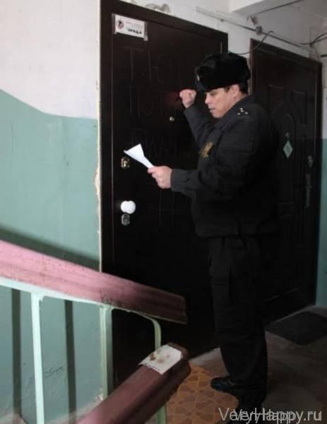В Екатеринбурге подсудимый спрятался от судебных приставов в холодильнике (4 фото + видео)
