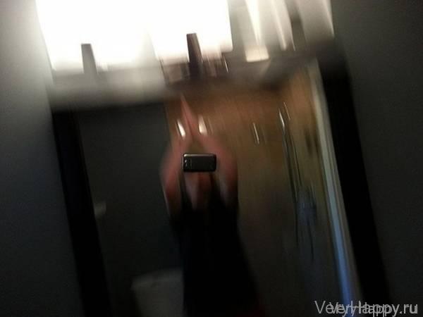 Парень сфоткал сам себя, хлопая в ладоши.