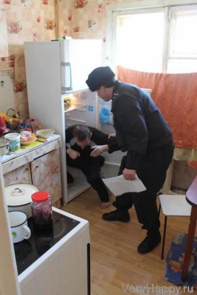 В Екатеринбурге подсудимый спрятался от судебных приставов в холодильнике (4 фото + видео)