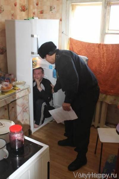 В Екатеринбурге подсудимый спрятался от судебных приставов в холодильнике (4 фото + видео)