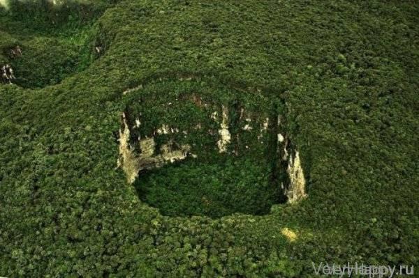 10 самых впечатляющих впадин на Земле (10 фото)